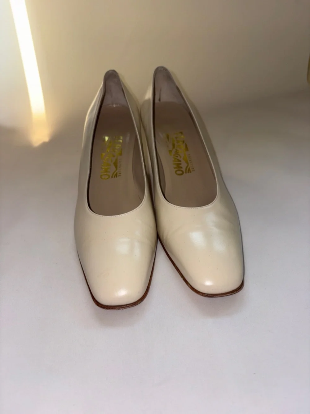 VINTAGE Salvatore Ferragamo Cream Leather Block Heel Pumps Size 9.5 - Picture 2 of 7